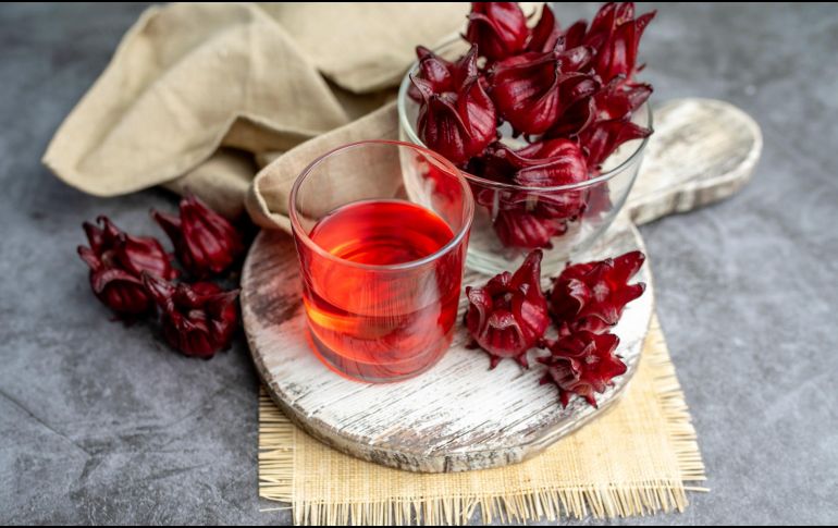 Agua de jamaica con hierbabuena. ISTOCK.