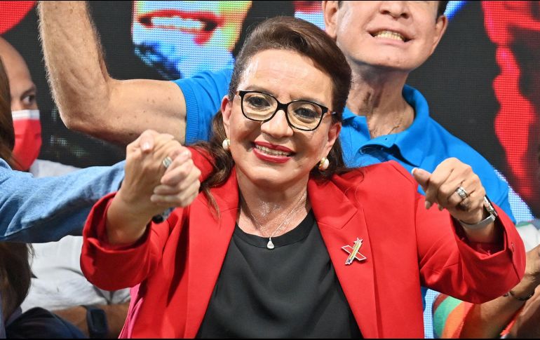 Xiomara Castro festeja en la sede de su partido en Tegucigalpa, tras las elecciones en Honduras. AFP/L. Acosta