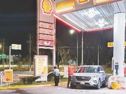 POR LAS NUBES. En la estación de servicio ubicada en el cruce de Periférico y Naciones Unidas, en Ciudad Granja, la gasolina Premium cuesta 24.49 pesos y la Magna 21.99, cuando el año pasado estaban en 18.87 y 18.30 pesos, respectivamente. El Informador/ A. Camacho