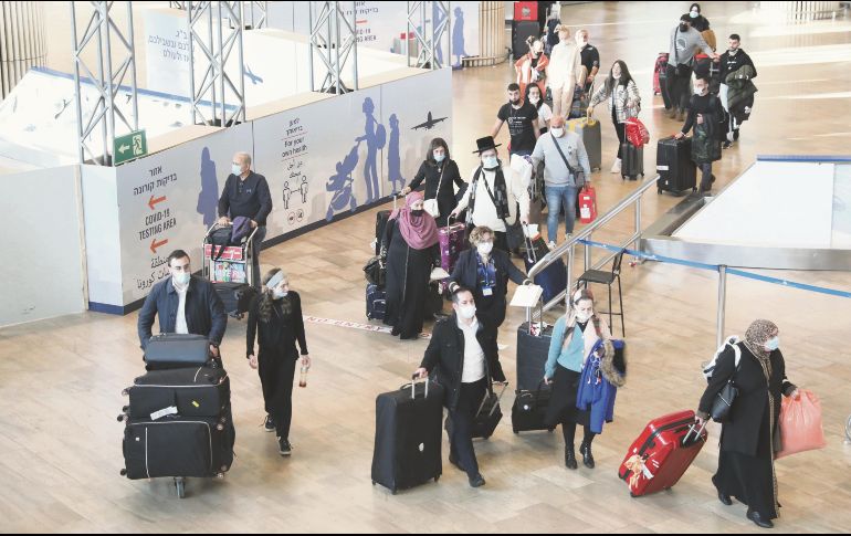 Alerta. Las medidas sanitarias se están incrementando en terminales áreas de los cinco continentes para evitar la propagación de Ómicron. EFE