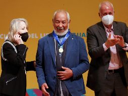 Leonardo Padura recibió la Medalla Carlos Fuentes de manos de la viuda del autor, Silvia Lemus.  EFE / F. GUASCO