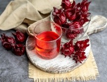 Hoy prepara un agua de jamaica con hierbabuena. ISTOCK.