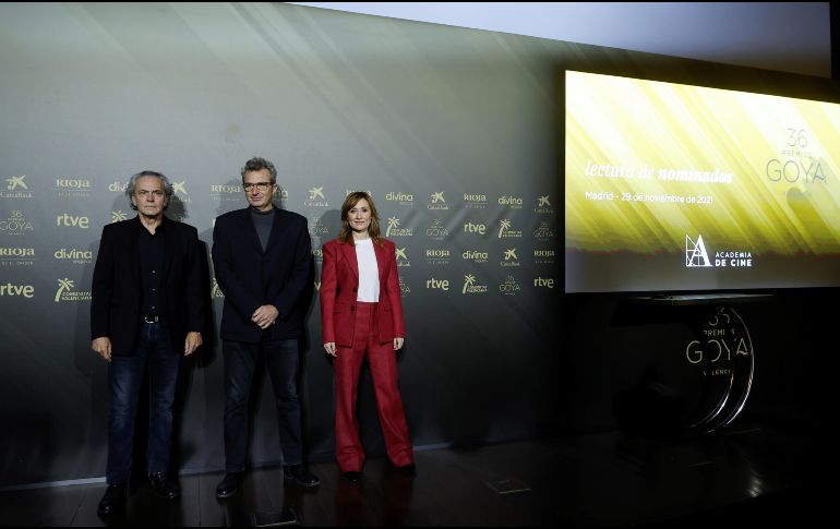 Los actores Nathalie Poza y José Coronado posan junto al productor y guionista Mariano Barroso antes de dar a conocer la lista de nominados al Premio Goya 2021. EFE / E. NARANJO