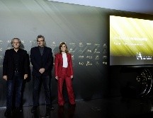 Los actores Nathalie Poza y José Coronado posan junto al productor y guionista Mariano Barroso antes de dar a conocer la lista de nominados al Premio Goya 2021. EFE / E. NARANJO