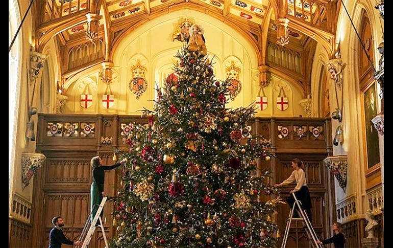 El árbol de Navidad colocado este año en el St George's Hall del castillo de Windsor. INSTAGRAM/@ROYALCOLLECTIONTRUST