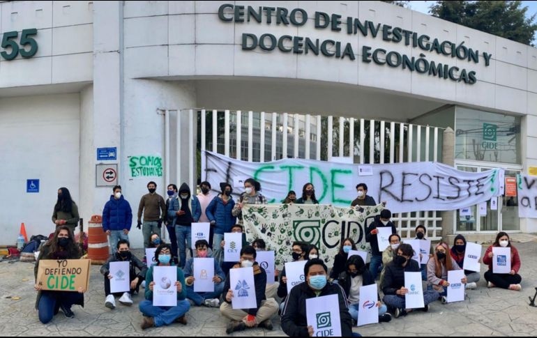 Alumnos del CIDE protestan este lunes frente a las instalaciones del instituto en Ciudad de México. SUN/B. Fregoso