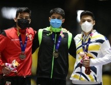 Ricardo Torres (C) se colgó la medalla de oro en la gimnasia artística luego de que se posicionara como el mejor dentro de la prueba salto. TWITTER / @CONADE