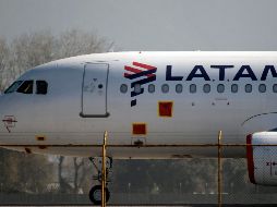 Con las horas se aminoró el desplome, para cerrar finalmente con una caída de 45.4% a 512 pesos por acción (0.6 dólares). AFP/ M. Bernetti