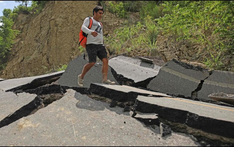 Una carretera dañada por el sismo de ayer en Amazonas. AFP/Presidencia de Perú