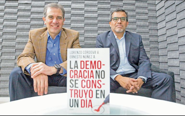 Autores. El consejero presidente del INE, Lorenzo Córdova, y el asesor del INE, Ernesto Núñez Albarrán, presentaron en la FIL el libro “La democracia no se construyó en un día”. El Informador/ A. Camacho