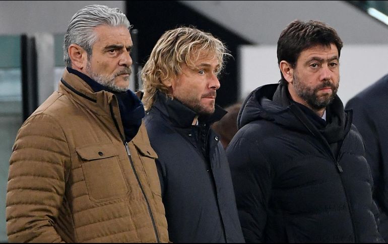Tensos. Pavel Nedved (centro) y Andrea Agnelli (der.) serían seguidos de cerca por la justicia italiana; la “Juve” podría perder sus títulos de Liga más recientes. AFP