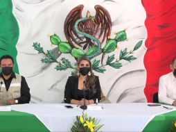 La imagen de la gobernadora y del Escudo Nacional inmediatamente provocó reacciones entre los usuarios de las redes sociales, donde se hizo la observación sobre cómo el águila formaba una 