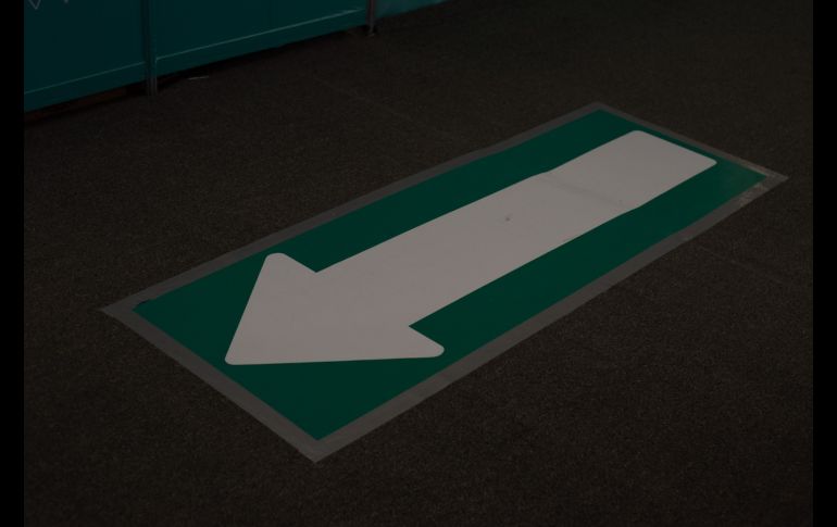 Caminos. En el piso además de ver espacios que marcan la sana distancia, también podrás ver  flechas que te indican por qué parte irte en el pasillo para evitar contacto entre personas y  se facilite el tránsito. ESPECIAL/L. León