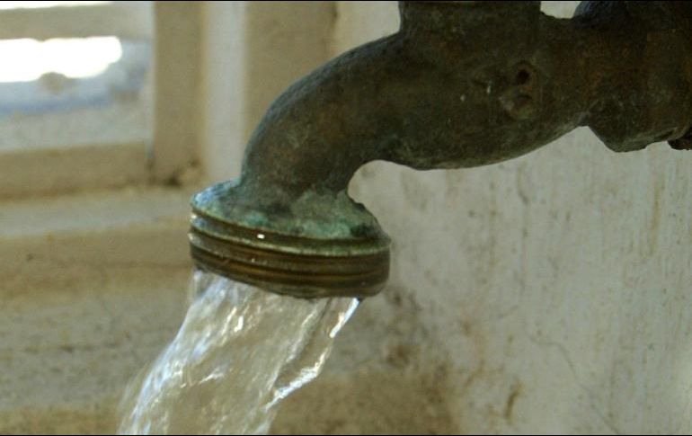 Vecinos aseguran que antes de avalar los incrementos a la tarifa del agua, los legisladores debieron considerar las fallas que tuvo en los últimos meses. EL INFORMADOR / ARCHIVO