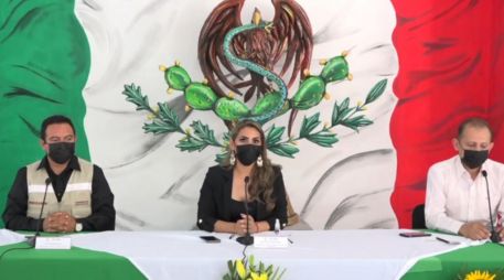 Las fotografías de la actividad oficial difundidas en redes sociales, donde está la bandera de fondo, provocaron intensas críticas en redes sociales. FACEBOOK/Gobierno del Estado de Guerrero