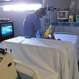 Investigan caso de niño quemado por su madre por pedir comida