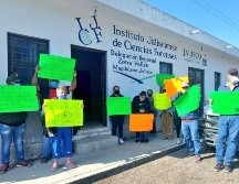Desde el mediodía de este martes, más de 20 personas se ubicaron en las instalaciones del  Instituto Jalisciense de Ciencias Forenses, delegación regional Valles. ESPECIAL