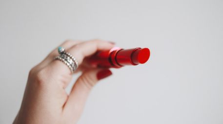 Un labial color rojo es el regalo perfecto para una experta en maquillaje o fanática del mundo de los cosméticos. UNSPLASH/ JULIANA MALTA