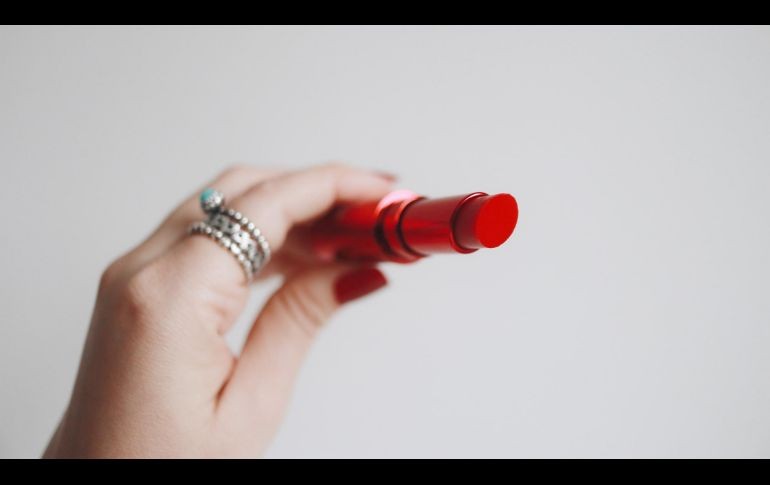 Un labial color rojo es el regalo perfecto para una experta en maquillaje o fanática del mundo de los cosméticos. UNSPLASH/ JULIANA MALTA