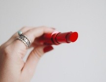 Un labial color rojo es el regalo perfecto para una experta en maquillaje o fanática del mundo de los cosméticos. UNSPLASH/ JULIANA MALTA