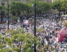 La mañana de este miércoles miles de personas se manifestaron afuera del Congreso de Jalisco para exigir un presupuesto justo para la UdeG. ESPECIAL /