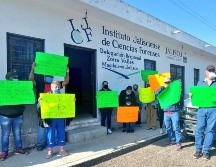 Desde el mediodía del martes, más de 20 personas se ubicaron en las instalaciones del Semefo regional para exigir que ya no haya olores fétidos en la zona. ESPECIAL