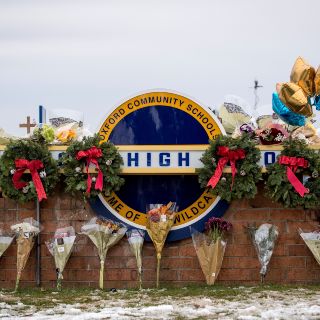 Imputan por asesinato y terrorismo a estudiante que disparó en secundaria de Michigan