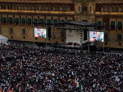Asistentes al Zócalo, en Ciudad de México, escuchan hoy al Presidente López Obrador, durante su mensaje por tres años de Gobierno. EFE//M. Hartz