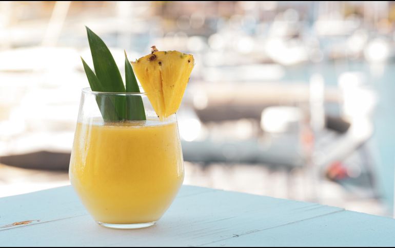 El agua de piña tiene varios beneficios. ESPECIAL/Photo by YesMore Content on Unsplash.