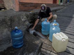 Ante esta situación, los venezolanos deben acudir a ríos, arroyos de montaña, fuentes o cavar pozos en sus domicilios para tener acceso al agua.  EFE/ARCHIVO