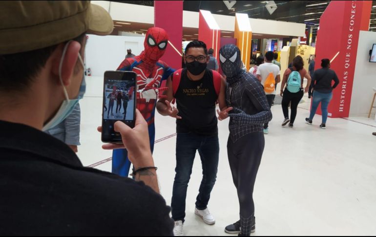 Público en general se acercaron con los dos jóvenes para tomarse fotografías. EL INFORMADOR / A. Ceja