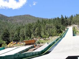 Ubicada en el complejo turístico de Bosques de Monterreal, la pista de esquí tiene una longitud de casi 200 metros. TWITTER/@ArteagaMagico