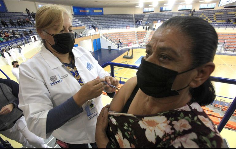 Personal de salud aplica una dosis de la vacuna anticovid a una mujer hoy en Ciudad Juárez, Chihuahua. EFE/L. Torres