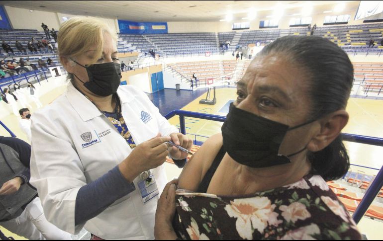 Prioridad. Autoridades de Salud aplicarán el refuerzo de la vacuna primero a adultos mayores y a profesores. EFE