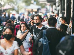 CUIDADO. Las autoridades llaman a reforzar las medidas de prevención, como el uso correcto del cubrebocas, para prevenir contagios de la variante Ómicron. El Informador/ G. Gallo