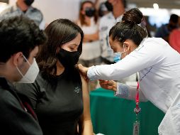 concreto es vacunarse, pero no por ómicron, sino por cualquier variante EFE/ARCHIVO