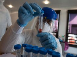 Autoridades de Salud dijeron que el país actualizó los protocolos de vigilancia genómica para efectuar la búsqueda intencionada de la nueva variante de COVID. AP/ARCHIVO