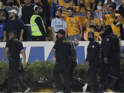 MOTIVO. Durante el segundo gol de Tigres, dos aficionados saltaron a la cancha a festejar con los jugadores. IMAGO7