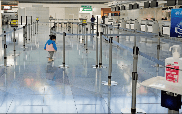 Temor. Aeropuertos alrededor del mundo han endurecido sus medidas sanitarias para los viajeros. EFE
