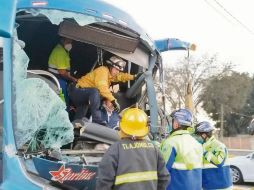 ACCIDENTE. Un choque entre un autobús de pasajeros y un camión de carga, ocurrido a la altura de las Plazas Outlet, dejó ayer 26 lesionados. Especial