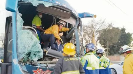 ACCIDENTE. Un choque entre un autobús de pasajeros y un camión de carga, ocurrido a la altura de las Plazas Outlet, dejó ayer 26 lesionados. Especial