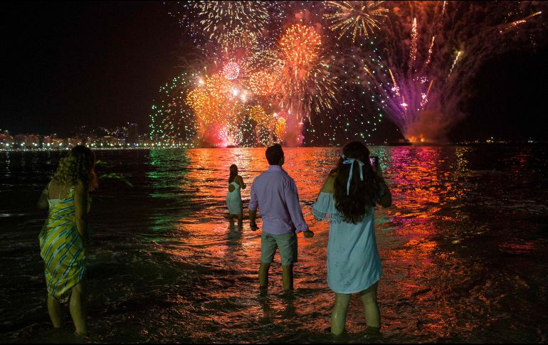 La celebración anual en la playa de Copacabana ha reunido en el pasado a más de un millón de lugareños y turistas. AFP / ARCHIVO