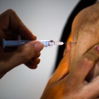 ¡Increíble! Hombre va por vacuna con brazo falso y desata la polémica en Italia