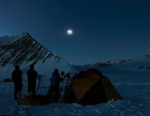El Sol estuvo oculto por completo por algo más de 40 segundos, mostrando la corona solar. AP / F. Trueba