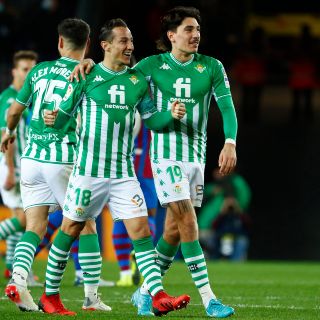 Guardado regala jersey del Betis a aficionado del Atlas tras partido vs Barcelona