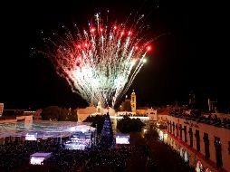 Una cuenta atrás estalló en júbilo entre un público mayoritariamente local y ante un espectáculo de luces y fuegos artificiales que iluminó la Plaza del Pesebre. EFE/A. Safadi