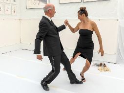 ARTE. Ana Teresa Fernández baila tango con su asistente durante la ejecución de su obra 