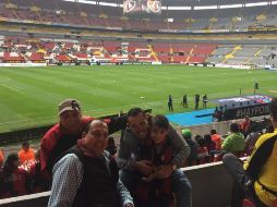 DEL ROJINEGRO. Alejandro Lugo, su abuelo Fernando, su padre Víctor y ahora su hijo Matías, visten la playera de la Academia, apoyando con pasión y orgullo.  ESPECIAL