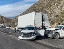 El choque múltiple provocado por un tráiler se produjo pasando un túnel en un tramo de carretera entre Matehuala y Saltillo. TWITTER@GN_Carreteras