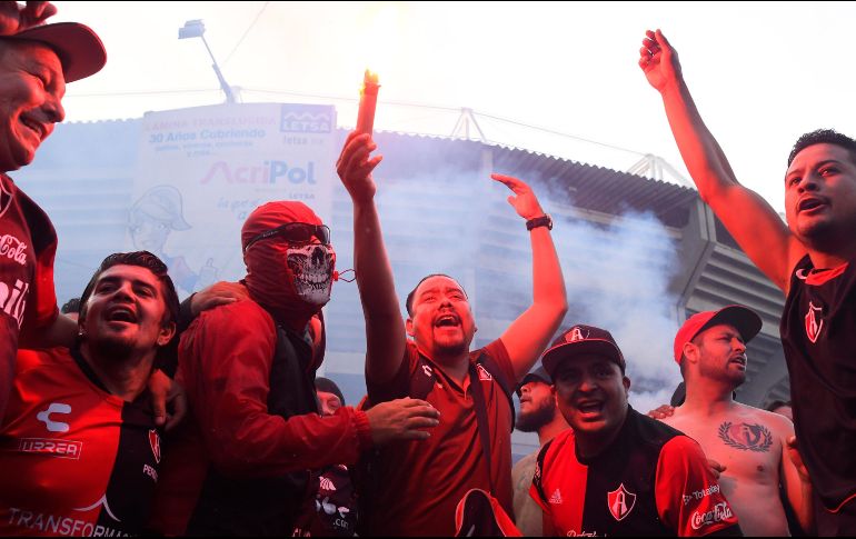 QUE YA EMPIECE. Todo está listo para el inicio del juego, el apoyo es incondicional, impresionante, un color rojo y negro que inunda las gradas del Estadio Jalisco. IMAGO7